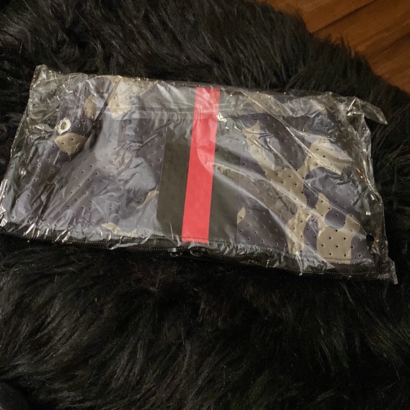 NWT! Green camo with stripe neoprene makeup bag - Picture 4 of 6